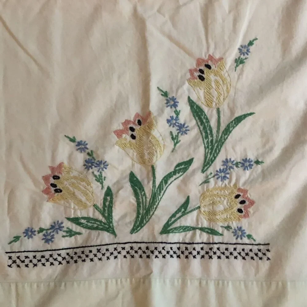 Harmony House Embroidered Tulips Pillow Cases VTG Pair Pale Green Cotton 30x20